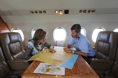 La exministra de Defensa, Carme Chacón, con el general José Julio Rodríguez Fernández, rumbo al dispositivo de la Unidad de Emergencia en Figueirido (Pontevedra), el 31 de julio de 2008.