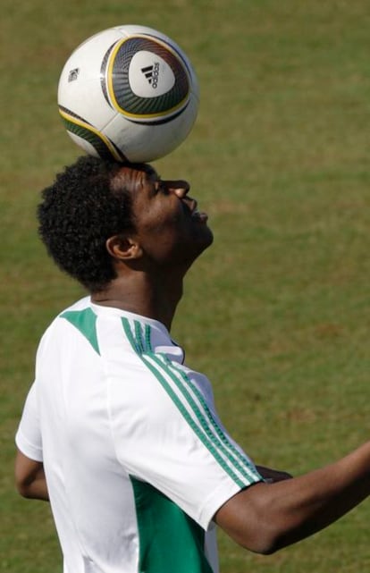 Kalu Uche, el ariete que defiende el Almería desde hace 5 años, en un entrenamiento en Sudáfrica.