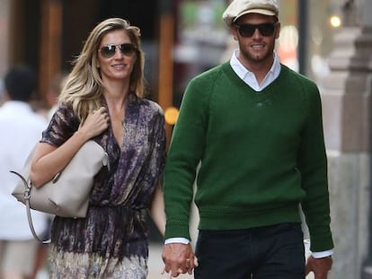 Gisele Bündchen e Tom Brady durante passeio em Nova York, em junho.