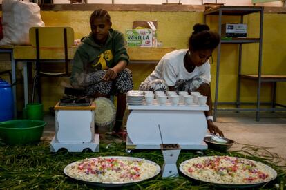 Dos adolescentes de Adigrat preparan café siguiendo el ritual etíope, que incluye tostarlo en el momento, preparar palomitas de maíz y quemar incienso. Es domingo y en el centro juvenil de Don Bosco han organizado una fiesta con música que incluye refrescos para los pequeños y café para los mayores.