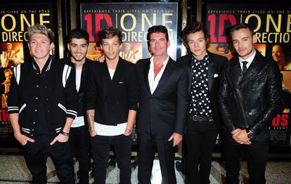 De izquierda a derecha: los cantantes de One Direction Niall Horan, Zayn Malik, Louis Tomlinson, el productor y su descubridor Simon Cowell, Harry Styles y Liam Payne, en 2013.
