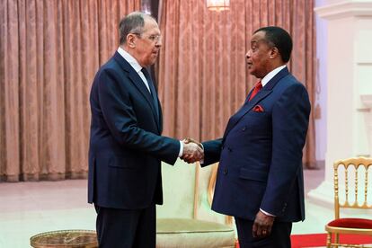 El presidente de Congo, Denis Sassou Nguesso, y el ministro ruso de Exteriores, Serguéi Lavrov, se saludan durante su encuentro en Oyo (Congo) el lunes.