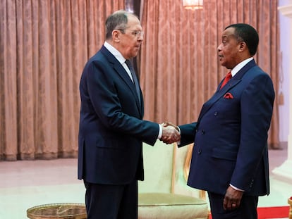 El presidente de Congo, Denis Sassou Nguesso, y el ministro ruso de Exteriores, Serguéi Lavrov, se saludan durante su encuentro en Oyo (Congo) el lunes.