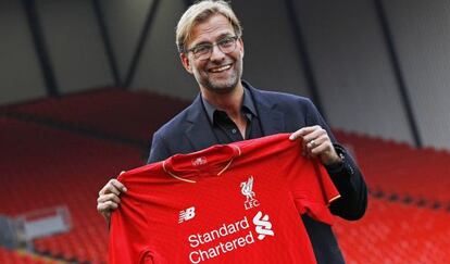Klopp posa este viernes con la camiseta del Liverpool.
