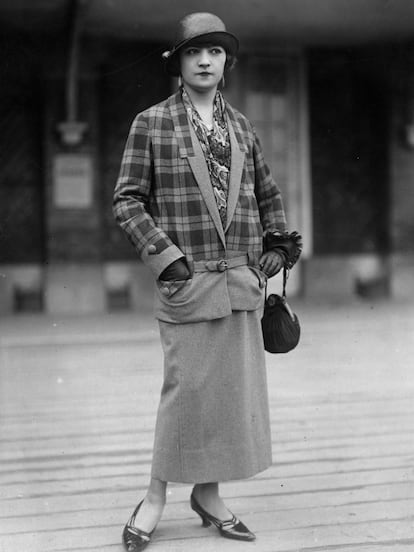 Chaqueta de lana a cuadros con camisa de seda con flores, ¿quién dijo que la mezcla de estampados era una tendencia nueva?