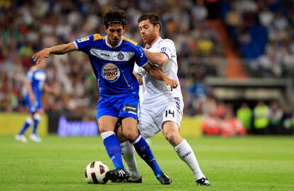 El futbolista de Getafe salió de la cantera del club blanco. En la imagen, pelea con Xabi Alonso.