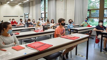 Algunos de los mentores de este año durante la jornada de formación celebrada en la UPNA.