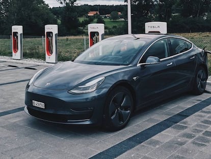 Los supercargadores de Tesla serán compatibles con coches eléctricos de otras marcas