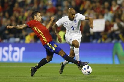 Thiago pugna con Delph.