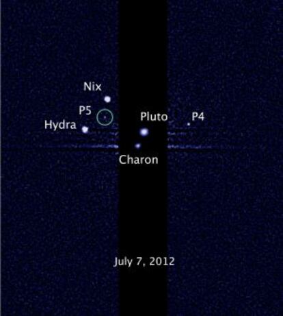 Imagen captada por el Hubble en la que se ve la nueva luna marcada con un círculo.