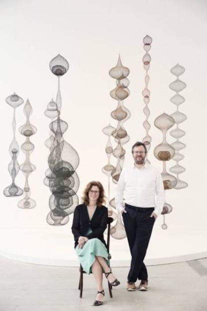 Iwan y Manuela Wirth en su galer&iacute;a de Los &Aacute;ngeles frente a las obras colgantes de la escultora californiana de origen japon&eacute;s Ruth Asawa 