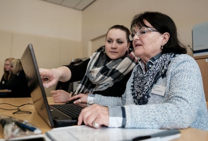 Una mujer de 70 años participa en un curso de computación para mayores en Hanover, Alemania.