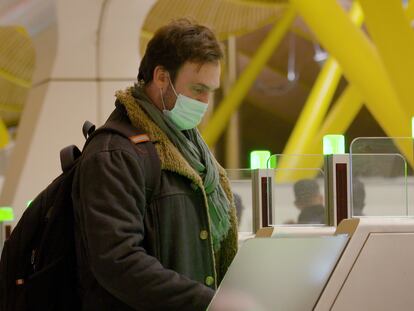 Gorka Barrigón, el martes antes de coger el vuelo, en el aeropuerto madrileño de Barajas.