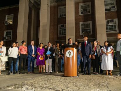 El presidente de Colombia, Gustavo Petro, se dirige a la comunidad colombiana en Nueva York durante un discurso en el barrio de Queens, este domingo.