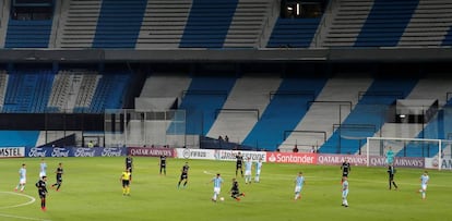 Partido de la Copa Libertadores entre Racing y Alianza Lima en Buenos Aires celebrado a puerta cerrada este jueves.