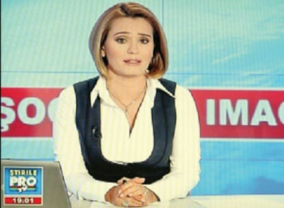 Presentadora de la cadena rumana PRO TV, durante un informativo.