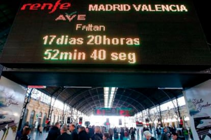Reloj instalado en la Estación del Norte de Valencia para la cuenta atrás del primer AVE que viajará de la capital valenciana a Madrid el próximo 19 de diciembre.