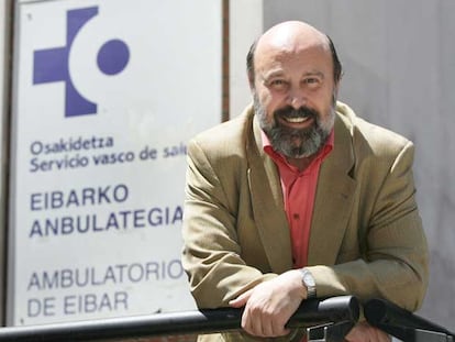 El médico de Atención Primaria, Juan Sánchez, delante de la fachada del ambulatorio de Éibar.