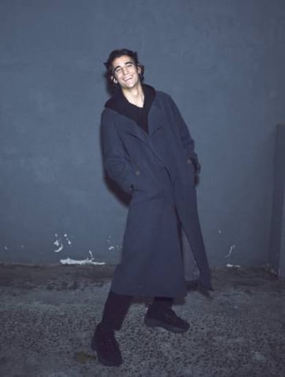 Tamino posa en exclusiva para ICON feliz a pesar de componer música encoge el alma.