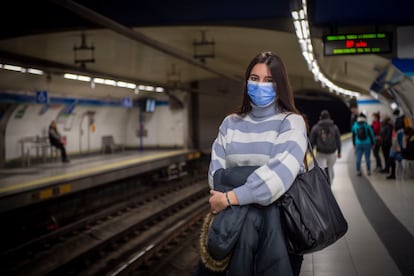 Sara Ramírez, en un andén del Metro de Madrid.