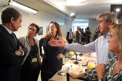 El presidente José Luis Rodríguez Zapatero charla en La Moncloa con los periodistas de la cadena SER que le entrevistaron ayer.