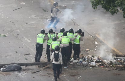 Esta secuencia fue captada durante las protestas de la oposición contra el Gobierno de Nicolás Maduro el pasado 8 de abril en Caracas, capital de Venezuela, en la avenida Francisco Solano, entre los municipios Chacao y Libertador, este último gobernado por el dirigente chavista Jorge Rodríguez. Las fotografías, tomadas desde el mismo ángulo, muestran la intervención de las fuerzas de seguridad en la movilización y su proximidad a los grupos armados afines al oficialismo. En la imagen, un grupo de oficiales de la Policía Nacional Bolivariana se enfrenta a manifestantes opositores.