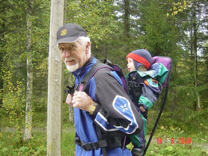 Sigbjørn, padre de Ingrid, lleva a una de sus nietas de excursión. 
