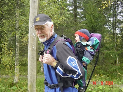 Sigbjørn, padre de Ingrid, lleva a una de sus nietas de excursión. 