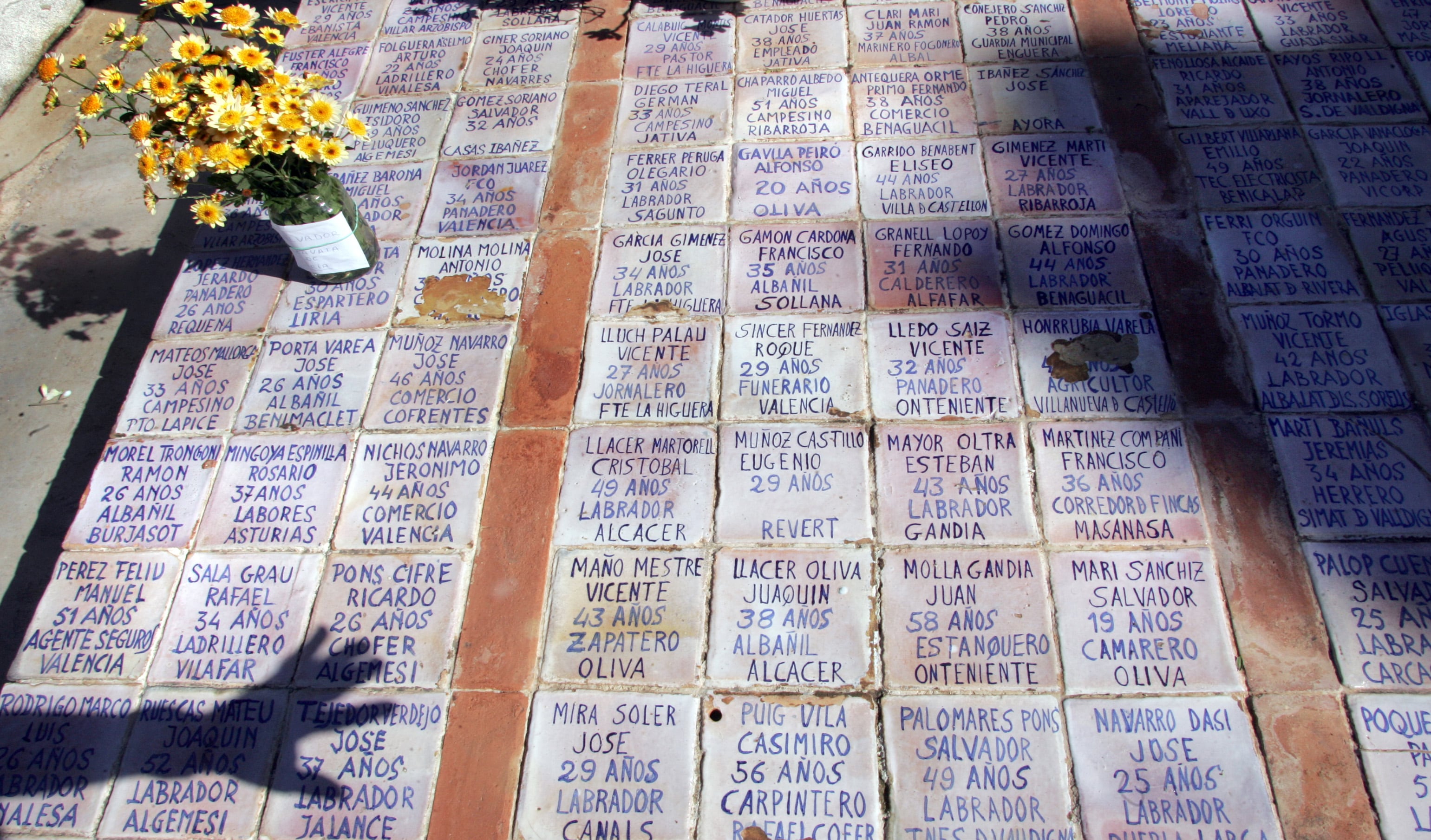 Detalle de una de las tumbas del cementerio municipal de Paterna (Valencia), donde fueron fusilados y enterrados en fosa comunes más de 2.000 republicanos tras la Guerra Civil.
