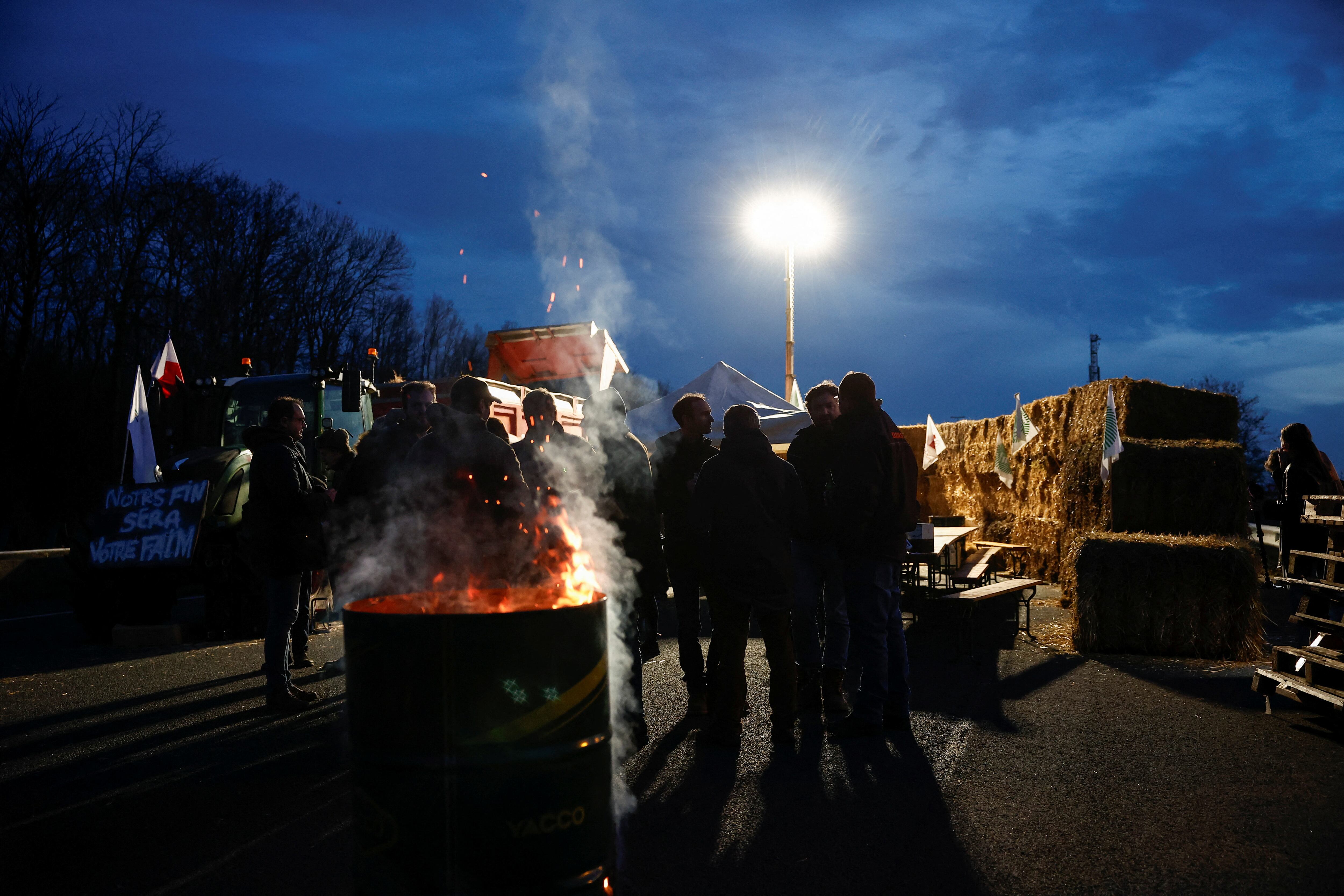 Los manifestantes se disponen a pasar la noche durante la protesta que les conduce a París.