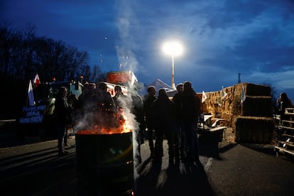 Los manifestantes se disponen a pasar la noche durante la protesta que les conduce a París.