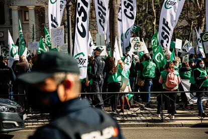 Varias personas se manifiestan frente al Ministerio de Sanidad en Madrid (España).
Carlos Luján / Europa Press