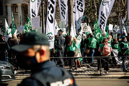 Varias personas se manifiestan frente al Ministerio de Sanidad en Madrid (España).
Carlos Luján / Europa Press