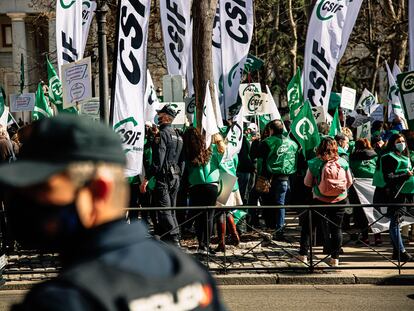 Varias personas se manifiestan frente al Ministerio de Sanidad en Madrid (España).
Carlos Luján / Europa Press