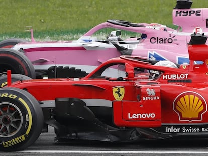 Sebastian Vettel (en el monoplaza de Ferrari) trata de adelantar a Sergio Pérez en una carrera de Fórmula 1 el año pasado.