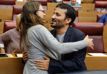 La vicepresidenta valenciana, M&oacute;nica Oltra, se abraza con el consejero de Educaci&oacute;n, Vicent Marz&aacute;.