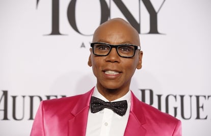 Esta semana, RuPaul, la ‘drag queen’ más conocida de Estados Unidos, revelaba a los medios de comunicación que el pasado mes de enero se casaba con quien ha sido su pareja los últimos 23 años, Georges LeBar. “Nos casamos en nuestro 23º aniversario. Le conocí en la pista de baile de Limelight en 1994, en su cumpleaños. Así que nos casamos en su cumpleaños”, reveló el también presentador y actor en televisión. 