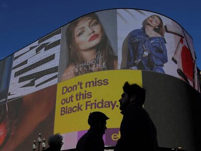 Publicidad de los descuentos del Black Friday en la plaza de Picadilly Circus de Londres el 23 de noviembre