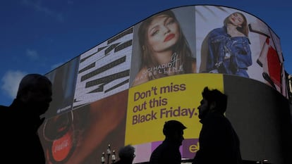 Publicidad de los descuentos del Black Friday en la plaza de Picadilly Circus de Londres el 23 de noviembre