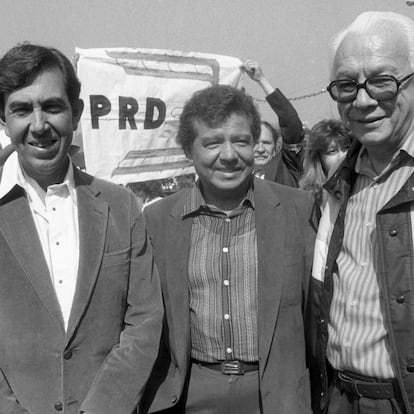 Cuauhtémoc Cárdenas, Porfirio Muñoz Ledo y Heberto Castillo, durante la fundación del partido en el zócalo capitalino en mayo de 1989.