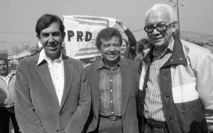 Cuauhtémoc Cárdenas, Porfirio Muñoz Ledo y Heberto Castillo, durante la fundación del partido en el zócalo capitalino en mayo de 1989.