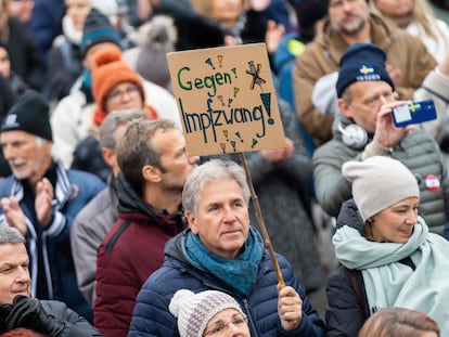 Protestas contra la obligación de vacunarse este domingo en Viena, Austria, coincidendo con la cumbre entre el Gobierno y los líderes de las regiones.