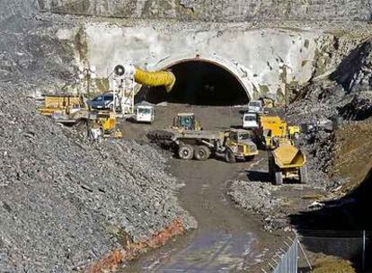 Una vista de las obras de construcción del tren de alta velocidad a su paso por Luko.