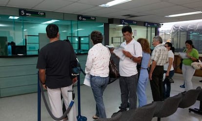 Varias personas hacen fila en un banco de Colombia