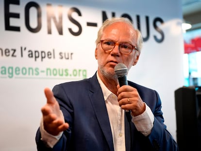 El periodista Laurent Joffrin en el lanzamiento del movimiento "Los comprometidos", este lunes en París.