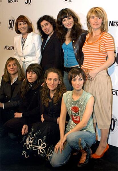 Carmen Maura, Chus Gutiérrez, Aitana Sánchez-Gijón y Cayetana Guillén Cuervo (de pie, de izquierda a derecha), junto a sus amadrinadas: Eva Sánchez Nofuentes, Carmen Rico, Silvia González Laa y Paz Gómez (agachadas, de izquierda a derecha).