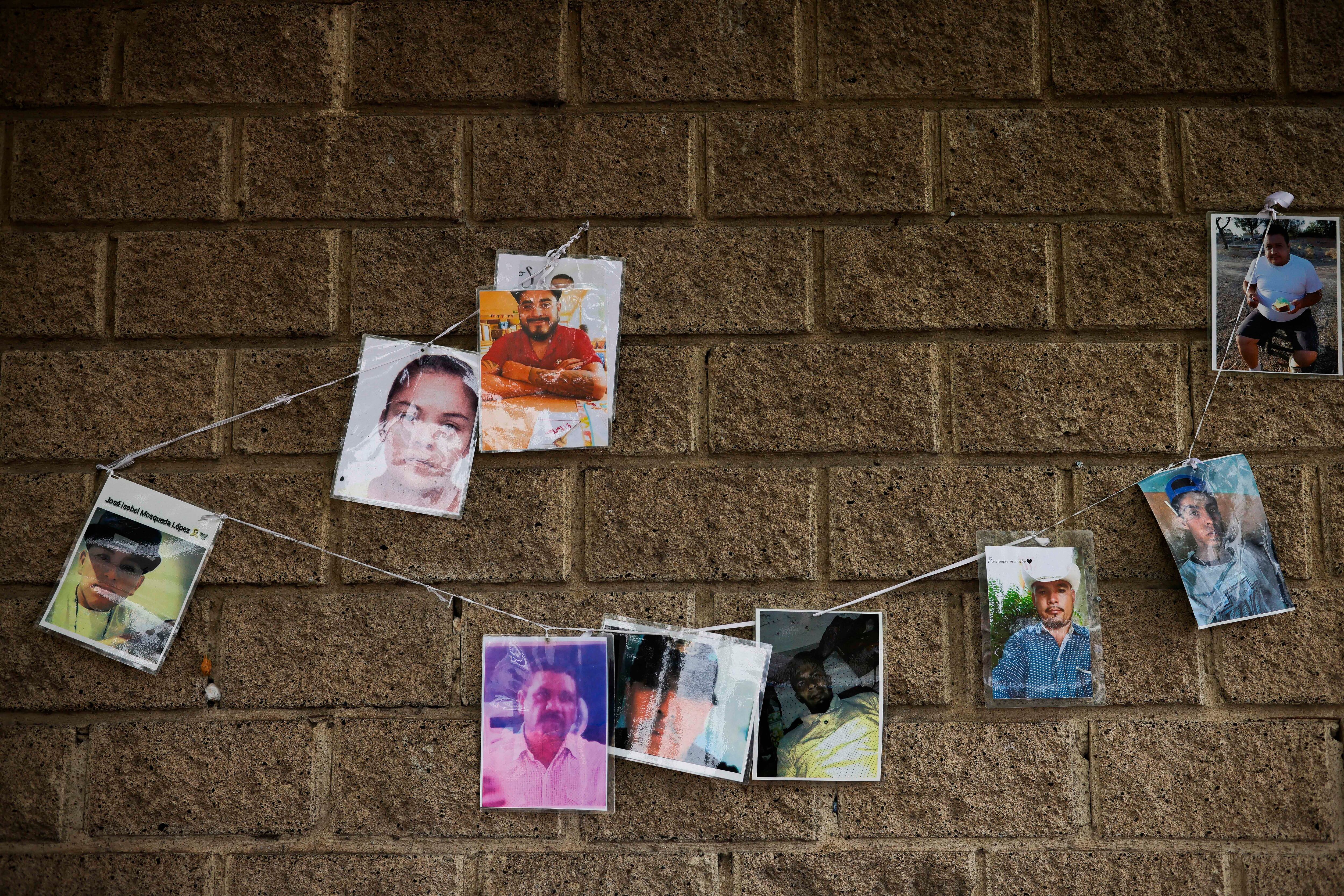 Retratos de personas asesinadas y desaparecidas cuelgan en las paredes de la Fiscalía de Irapuato.