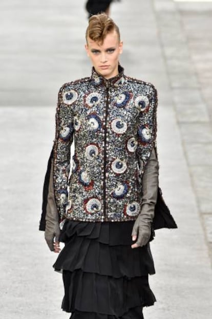 Una modelo en el desfile de Chanel alta costura otoño/invierno 2018/2019.