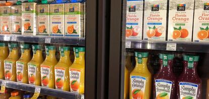 Zumos de frutas en un expositor de la cadena Whole Foods en California.