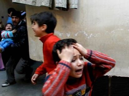 Un hombre lleva a un niño en brazos en Homs en una imagen sin fecha.